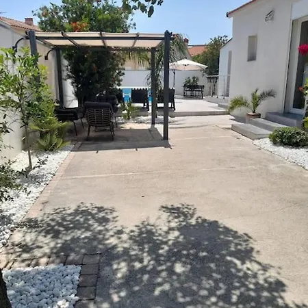 Les Camelias Avec Piscinie וילה