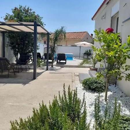 Les Camelias Avec Piscinie קאנט אן רוסיון